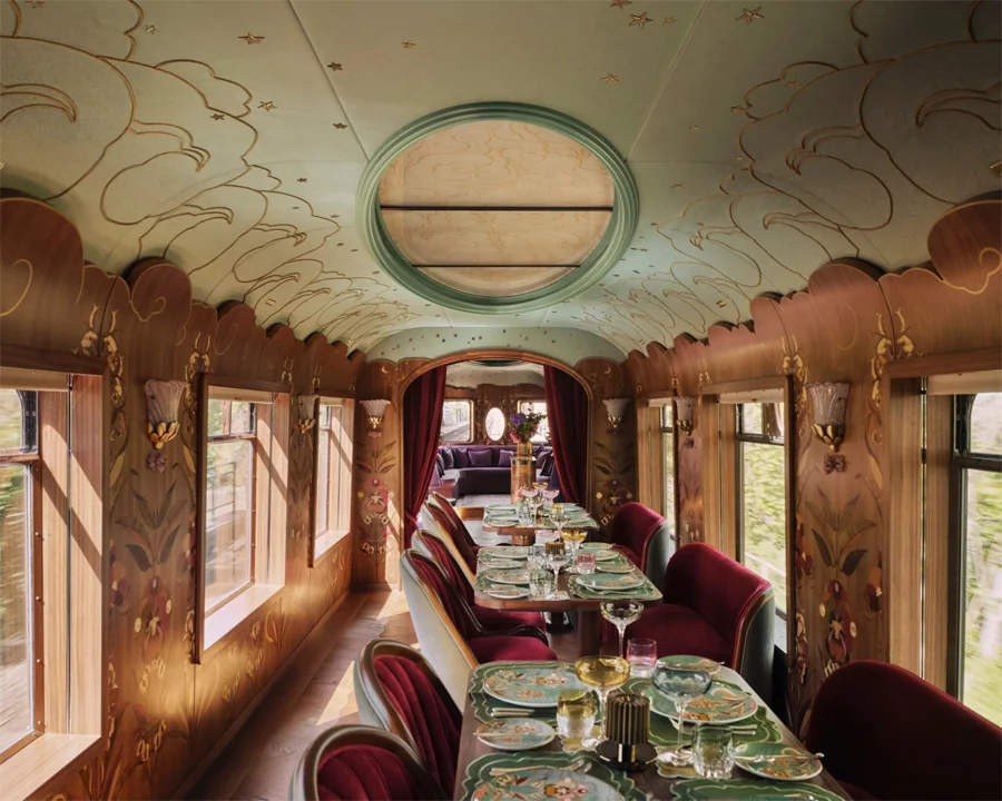 A Belmond Celia Pullman vagon Art Deco étkezője terített asztalokkal