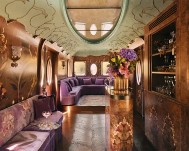 A Belmond Celia Pullman vagon Art Deco lounge-a bársony ülésekkel