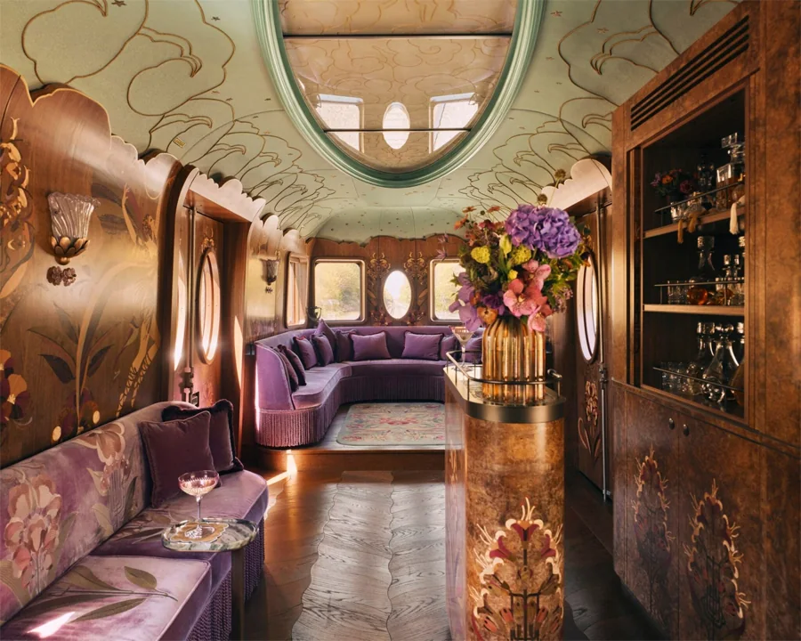 A Belmond Celia Pullman vagon Art Deco lounge-a bársony ülésekkel