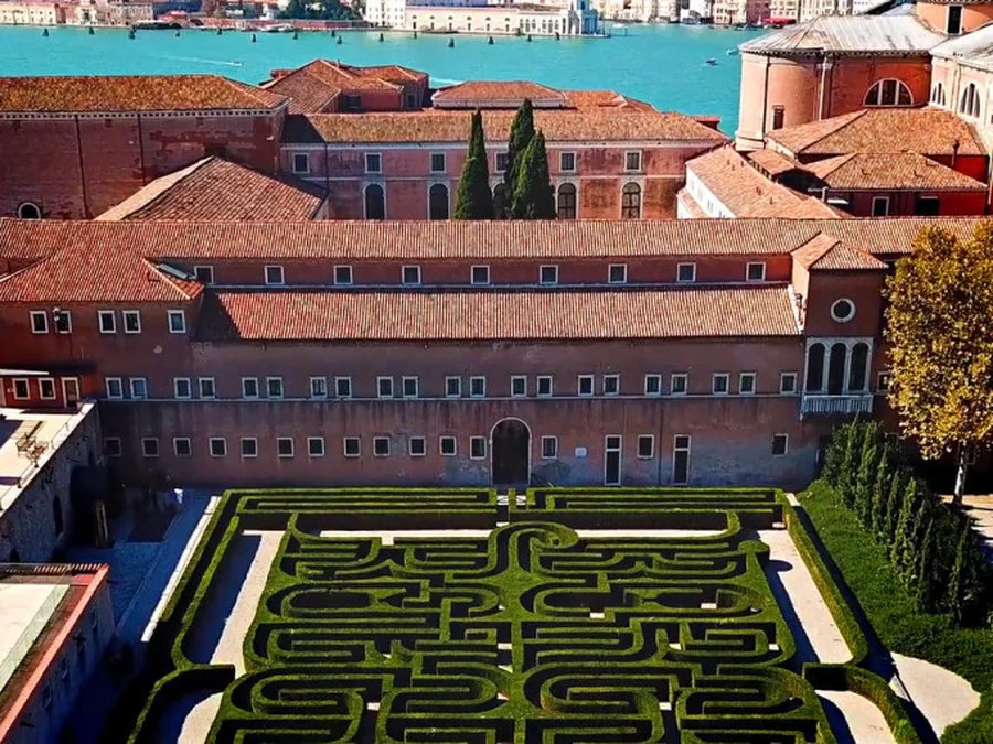 A Borges-labirintus a San Giorgio Maggiore szigetén, háttérben a velencei lagúnával
