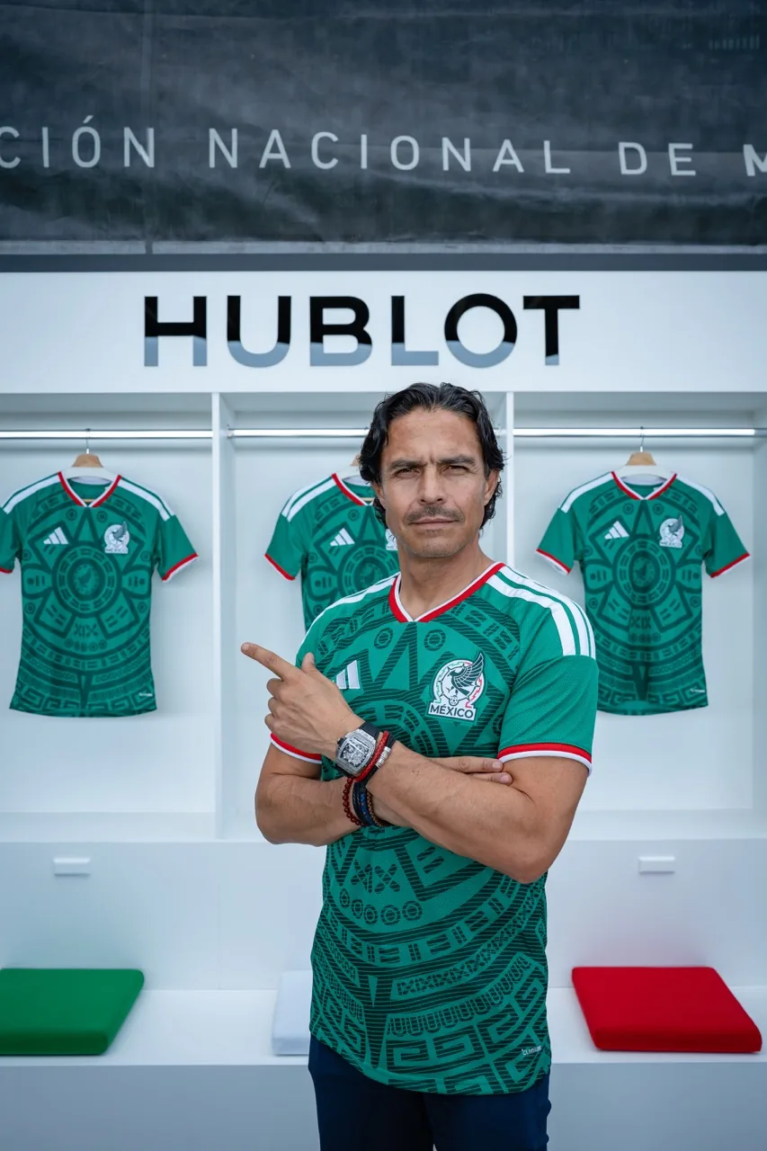 Braulio Luna a mexikói válogatott zöld mezében a szövetség edzőközpontjában, csuklóján Hublot órával