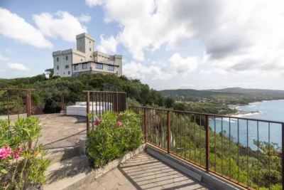 A Castel Sonnino a toszkán Romito-part szikláin, a tenger fölött
