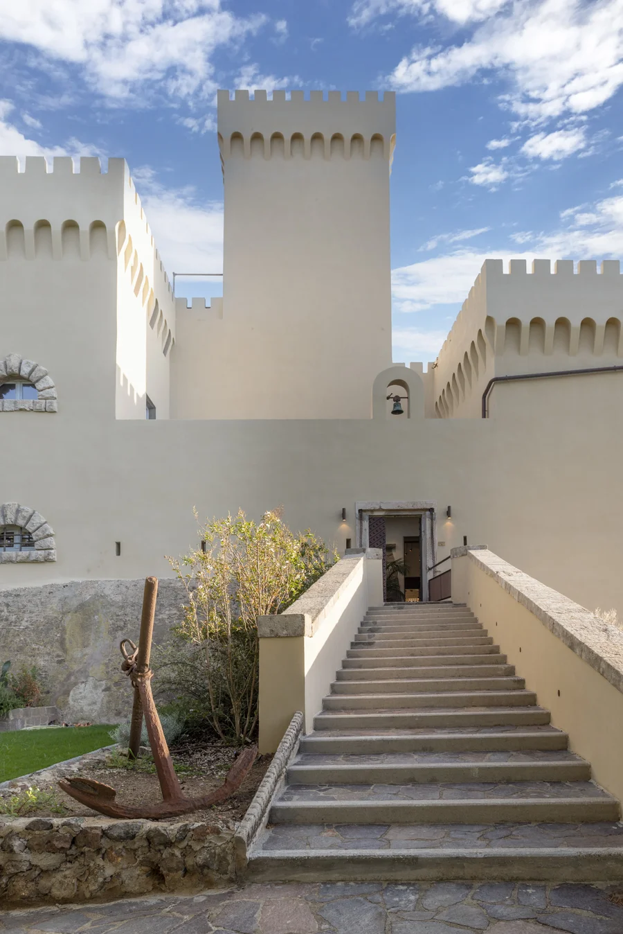 A Castel Sonnino újjáépített bástyájához vezető lépcső régi hajóhorgonnyal