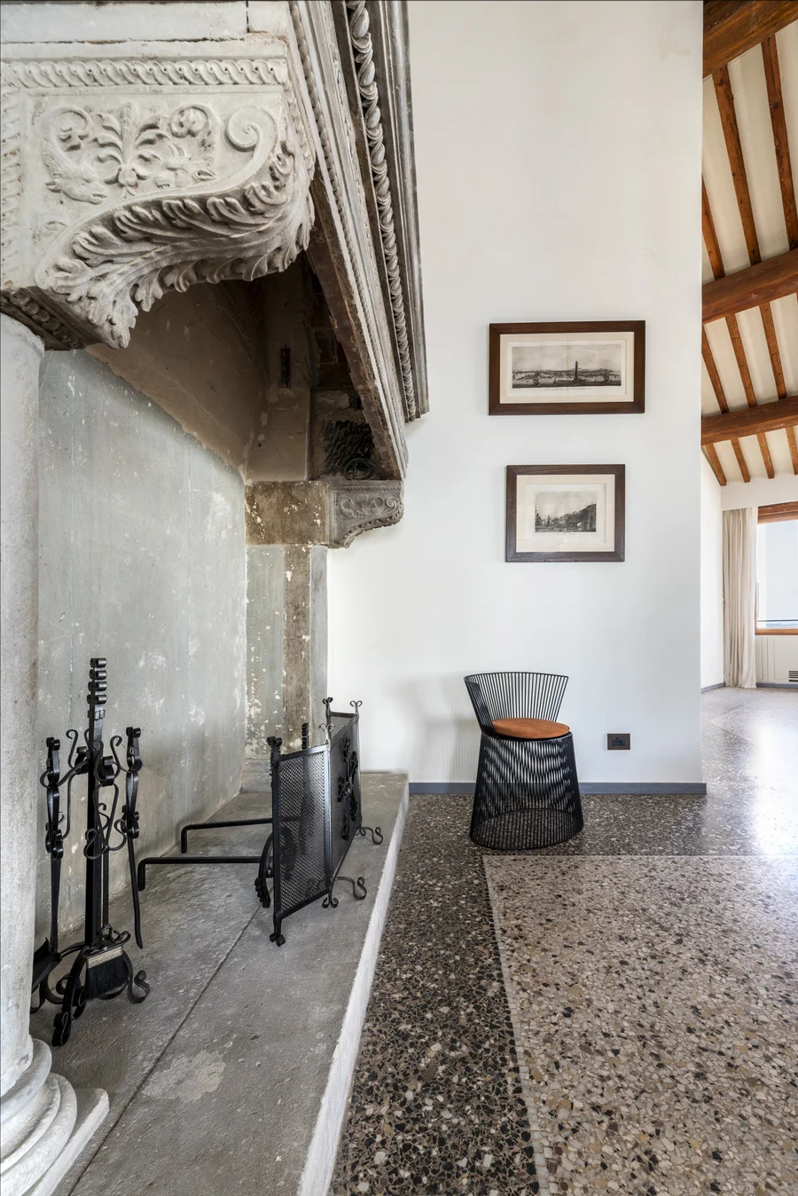 A Castel Sonnino eredeti faragott kőkandallója és restaurált terrazzo padlója