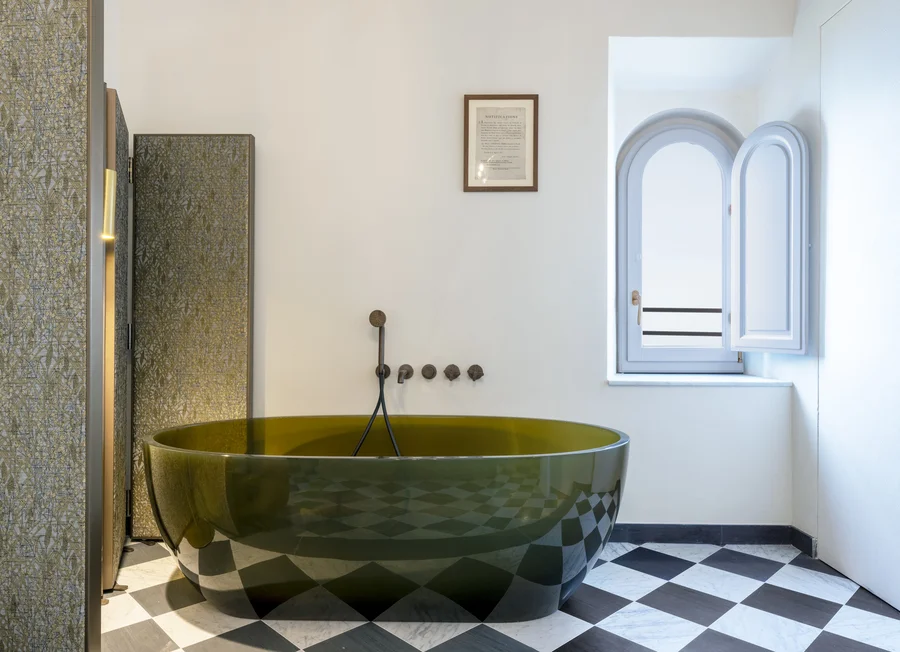 A Castel Sonnino áttetsző zöld fürdőkádja az ívelt ablak alatt