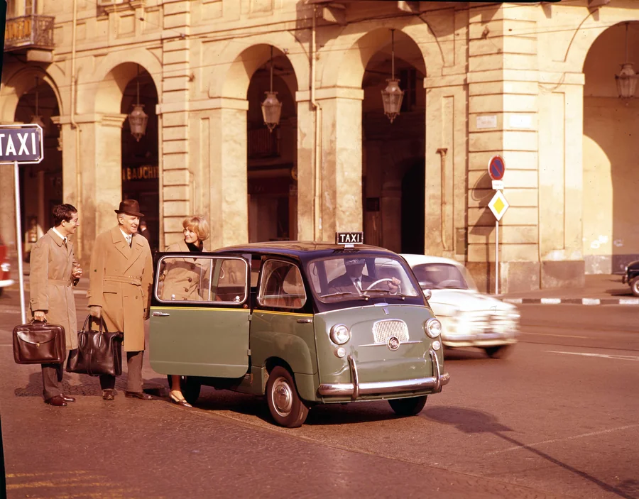 Zöld Fiat 600 Multipla taxi a torinói árkádok alatt a hatvanas években