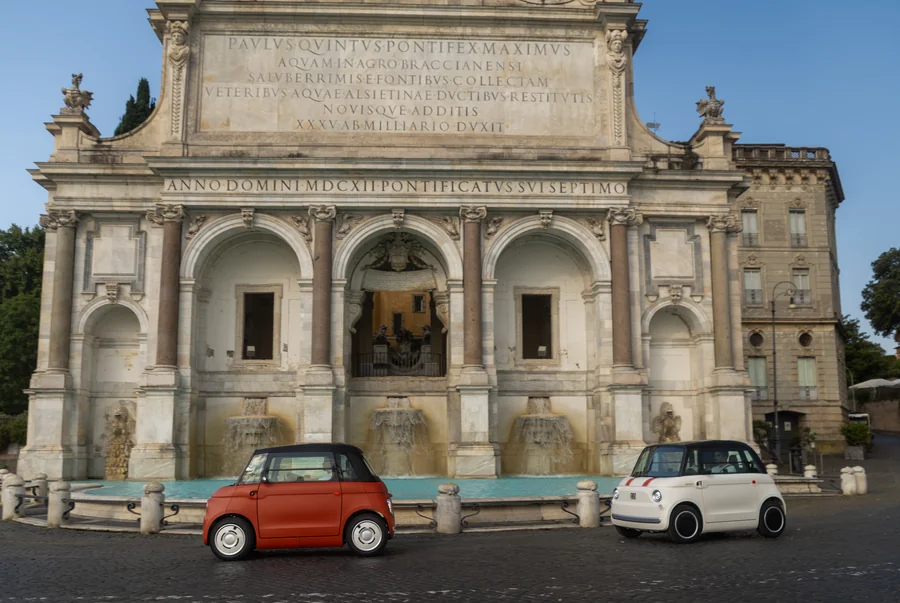 Két Fiat Topolino egy római barokk díszkút, a Fontana dell'Acqua Paola előtt
