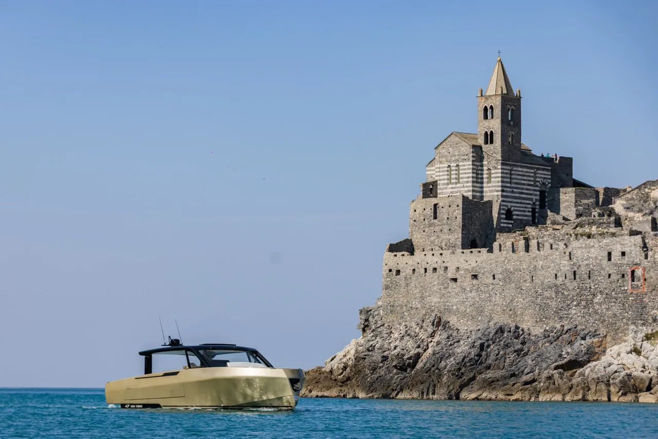 A Forte 47 Gran Turismo a Portovenere sziklájára épült templom tövében