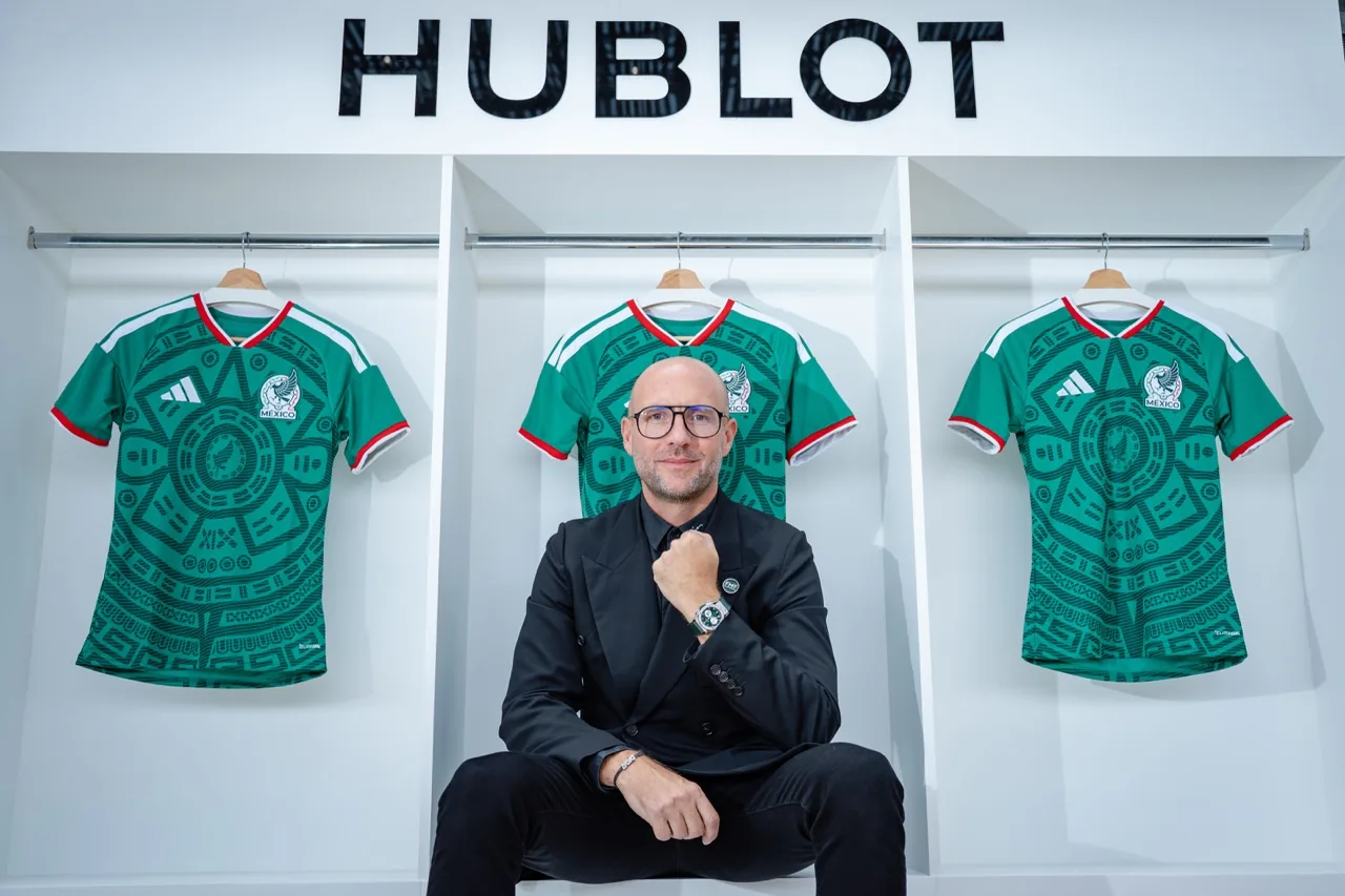 Franck Suznjevic, a Hublot Americas elnöke a mexikói válogatott mezeivel berendezett térben