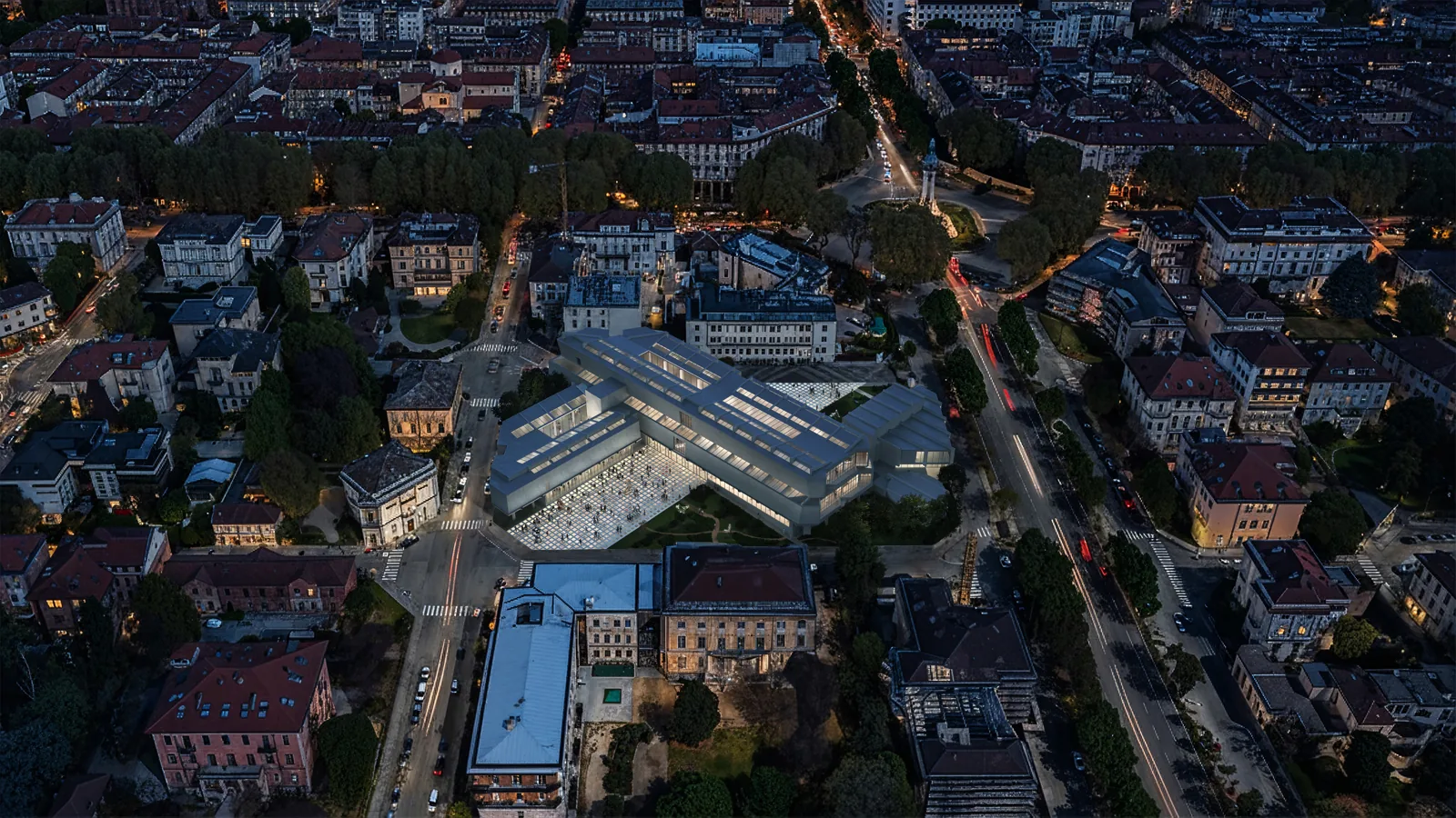 A GAM Torino átlós tömege madártávlatból, Torino derékszögű utcahálójában, éjszaka
