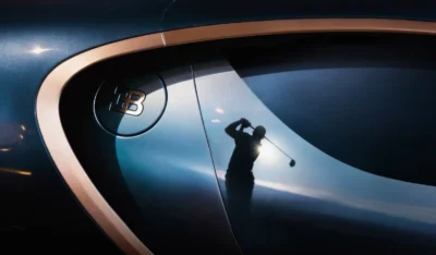 Bugatti karosszéria tükröződésében egy golfozó sziluettje lendítés közben