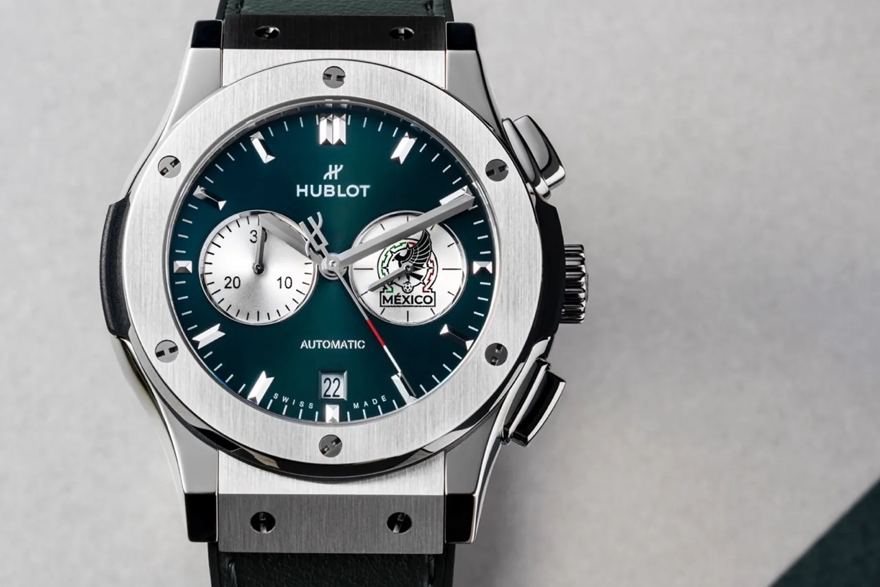 Hublot Classic Fusion Chronograph SNM Titanium szemből, zöld számlapon a mexikói válogatott címerével