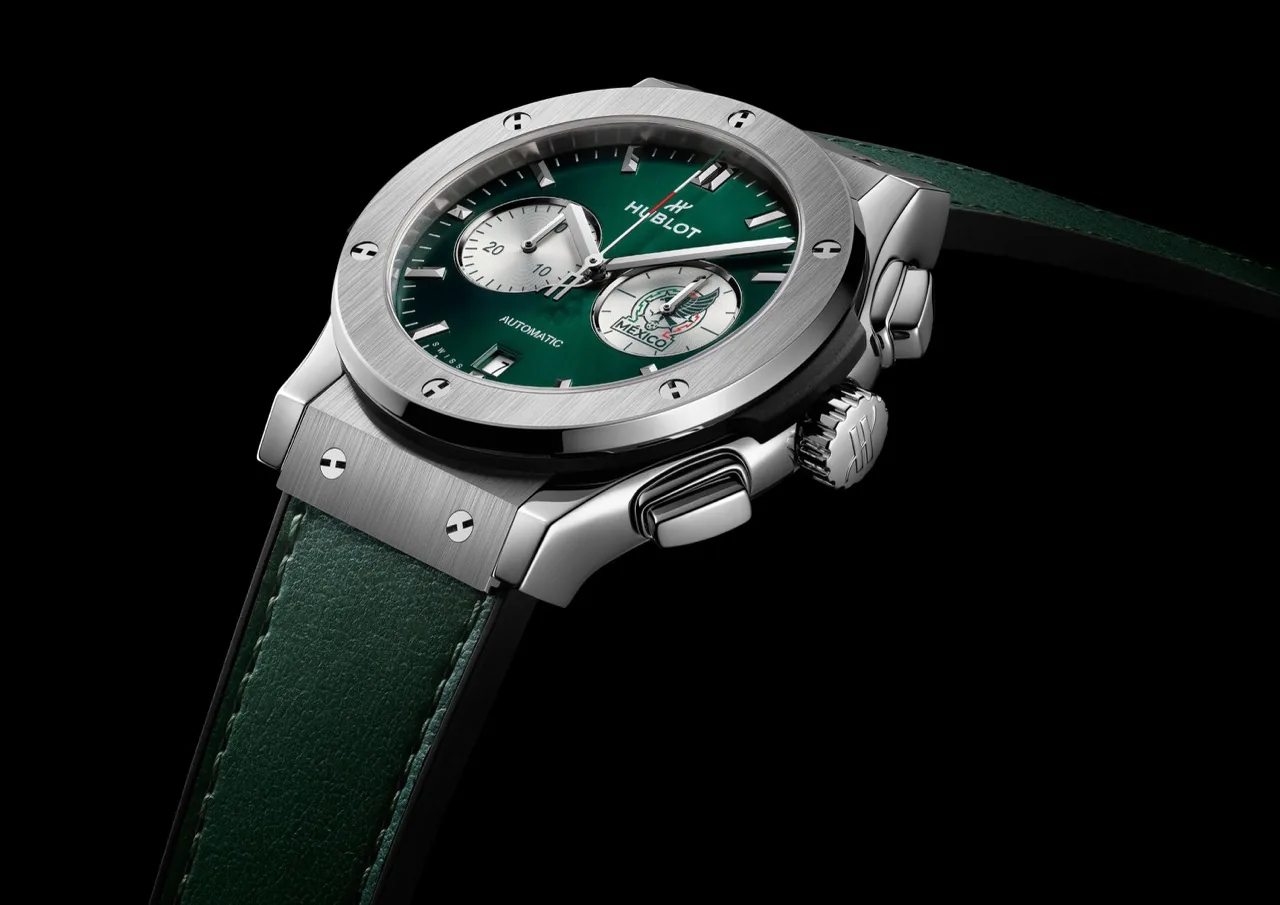 Hublot Classic Fusion Chronograph SNM Titanium háromnegyedes nézetből, zöld bőrszíjjal