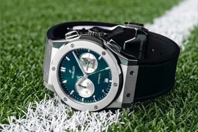 Hublot Classic Fusion Chronograph SNM Titanium zöld számlappal egy futballpálya vonalán