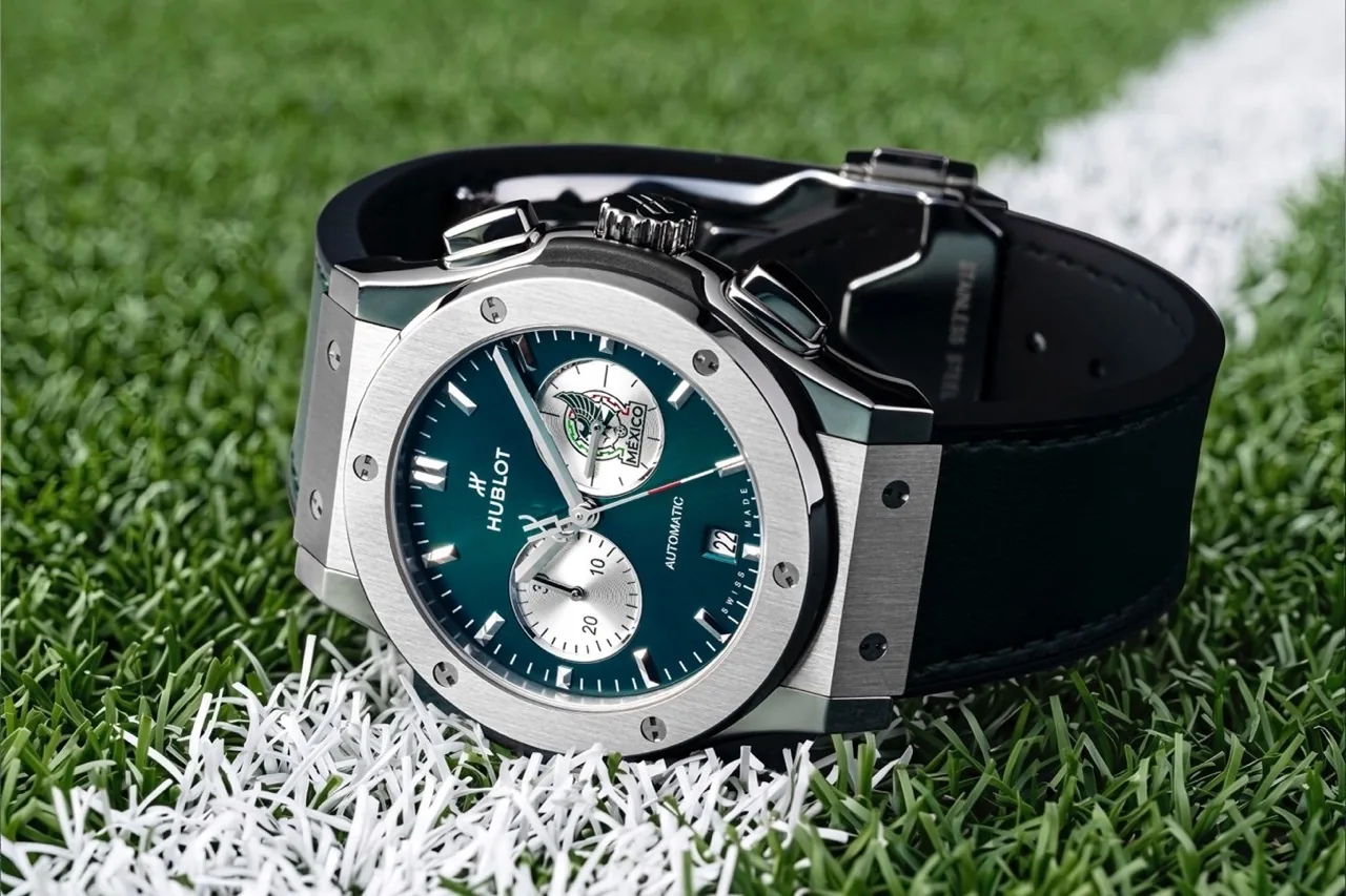 Hublot Classic Fusion Chronograph SNM Titanium zöld számlappal egy futballpálya vonalán
