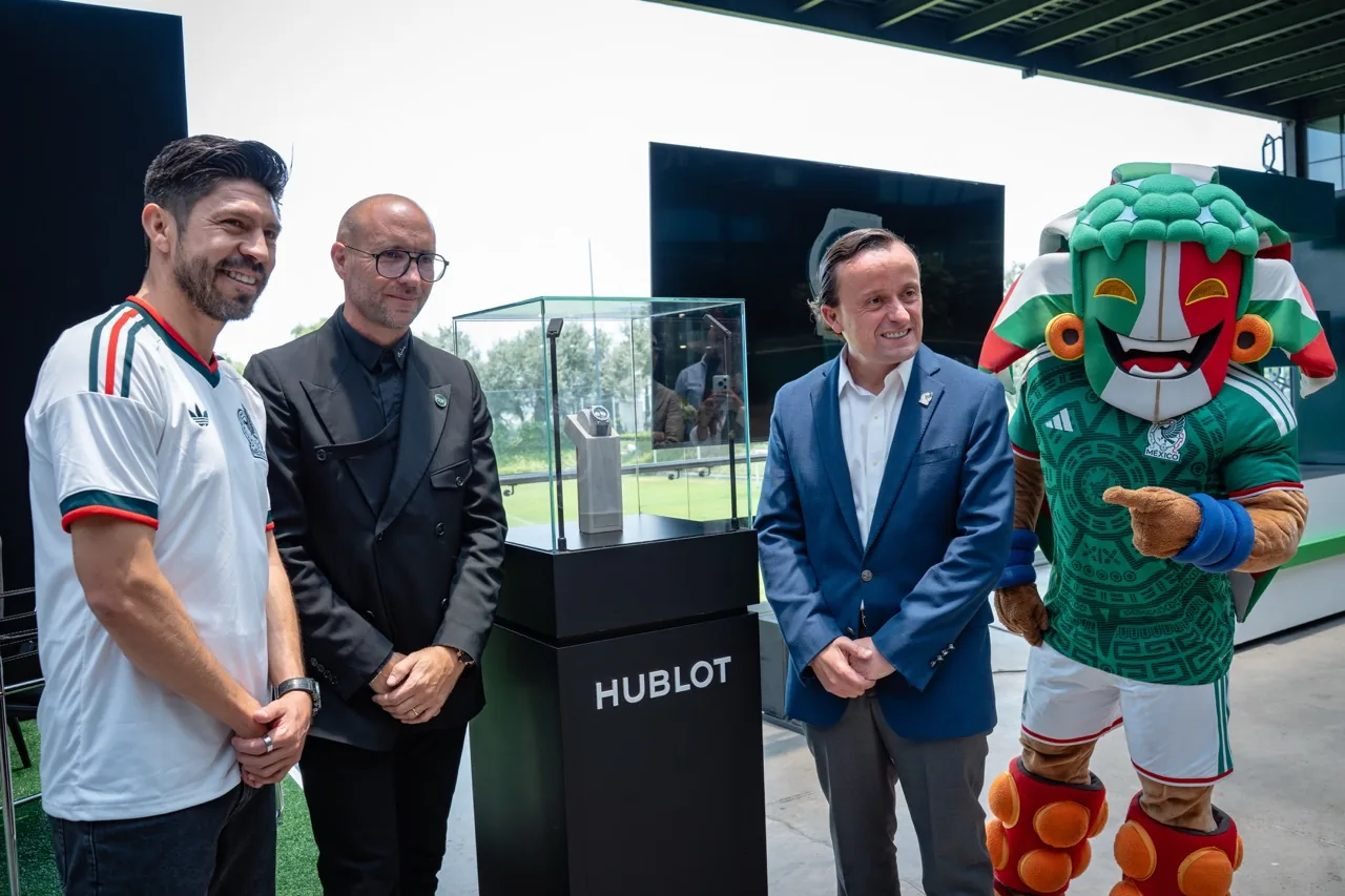 Braulio Luna, Franck Suznjevic és Mikel Arriola a Hublot tárlójánál a mexikói válogatott kabalájával