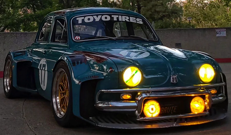A La Brute Renault Dauphine elölnézete széles sárvédőkkel, alacsony állásban