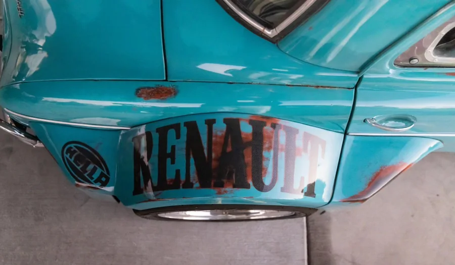 A La Brute Renault Dauphine hátsó része a króm lökhárítóval és RENAULT felirattal