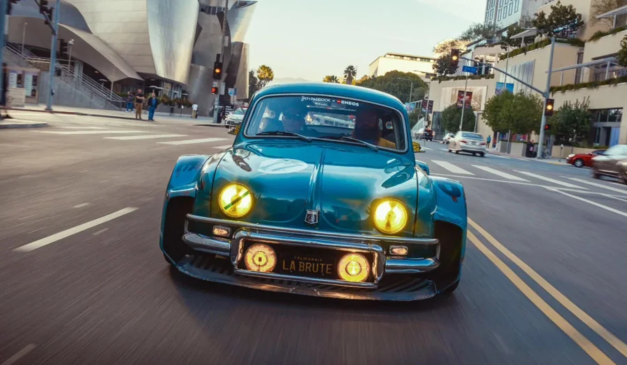 A La Brute Renault Dauphine menetben, éjszakai városi úton