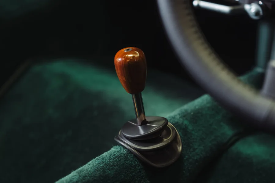 A McLaren M6GT diófa váltógombja és zöld belső tere