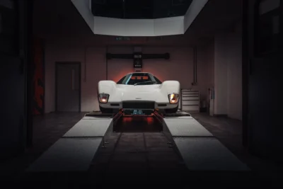 A restaurált McLaren M6GT elölnézetből, sötét garázsban
