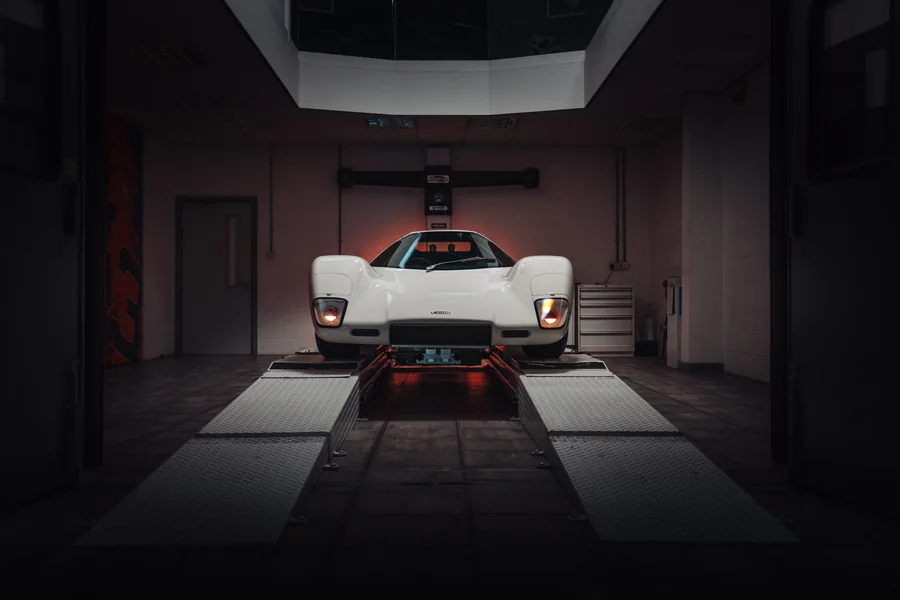 A restaurált McLaren M6GT elölnézetből, sötét garázsban