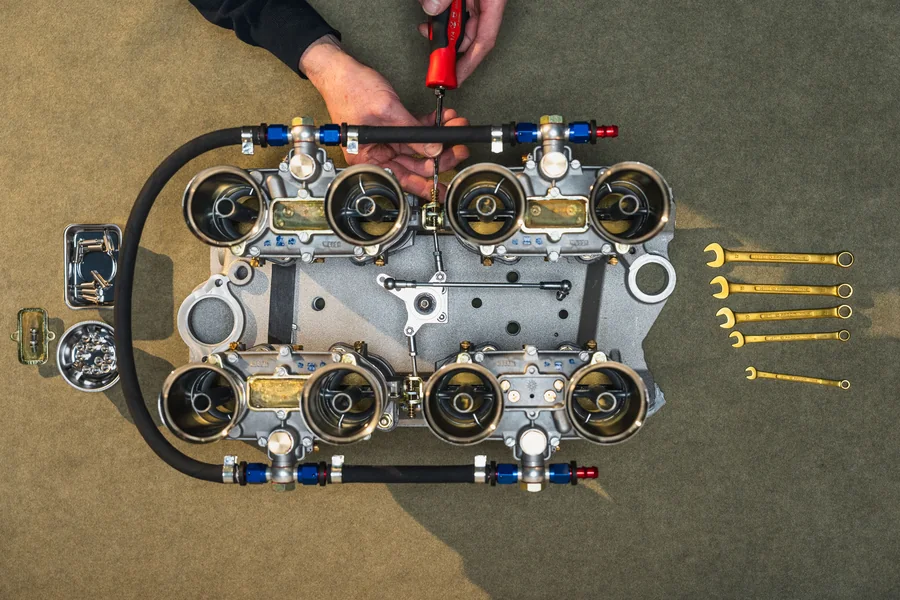 A McLaren M6GT korhű, kisblokkos V8-as motorja felülnézetből