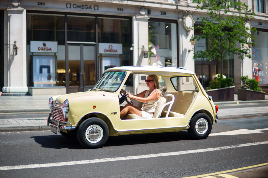 Krémszínű Mini Mojito Mk2 ajtók nélkül egy londoni utcán, vezetővel