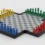 A négyszemélyes LEGO sakk kereszt alakú táblája négy színű hadsereggel