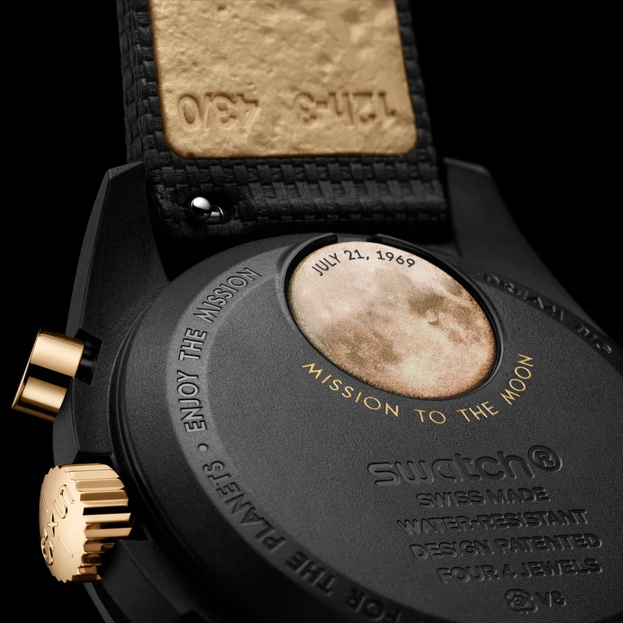 A Swatch x Omega Mission to the Moon 1969 óra hátlapja hold-motívummal és 1969. július 21-i dátummal