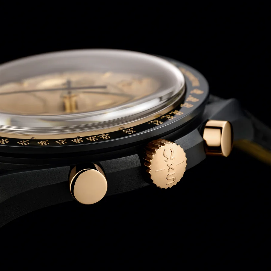 A Swatch x Omega Mission to the Moon 1969 óra arany koronája és nyomógombjai