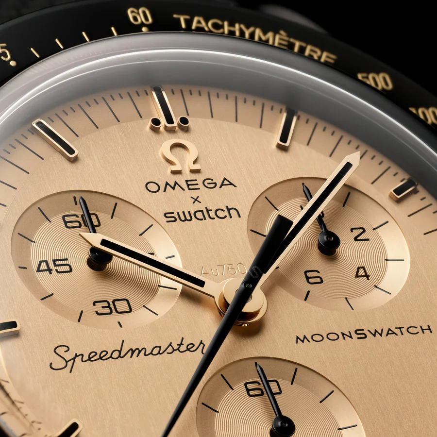 A Swatch x Omega Mission to the Moon 1969 óra arany számlapja Speedmaster jelöléssel