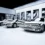 Joshua Vides fekete-fehér, kétdimenzióssá rajzolt autói a Petersen Museum galériájában