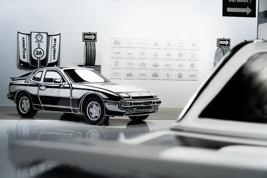 Valós autó a fekete-fehérre rajzolt autók között a Petersen Museum kiállításán
