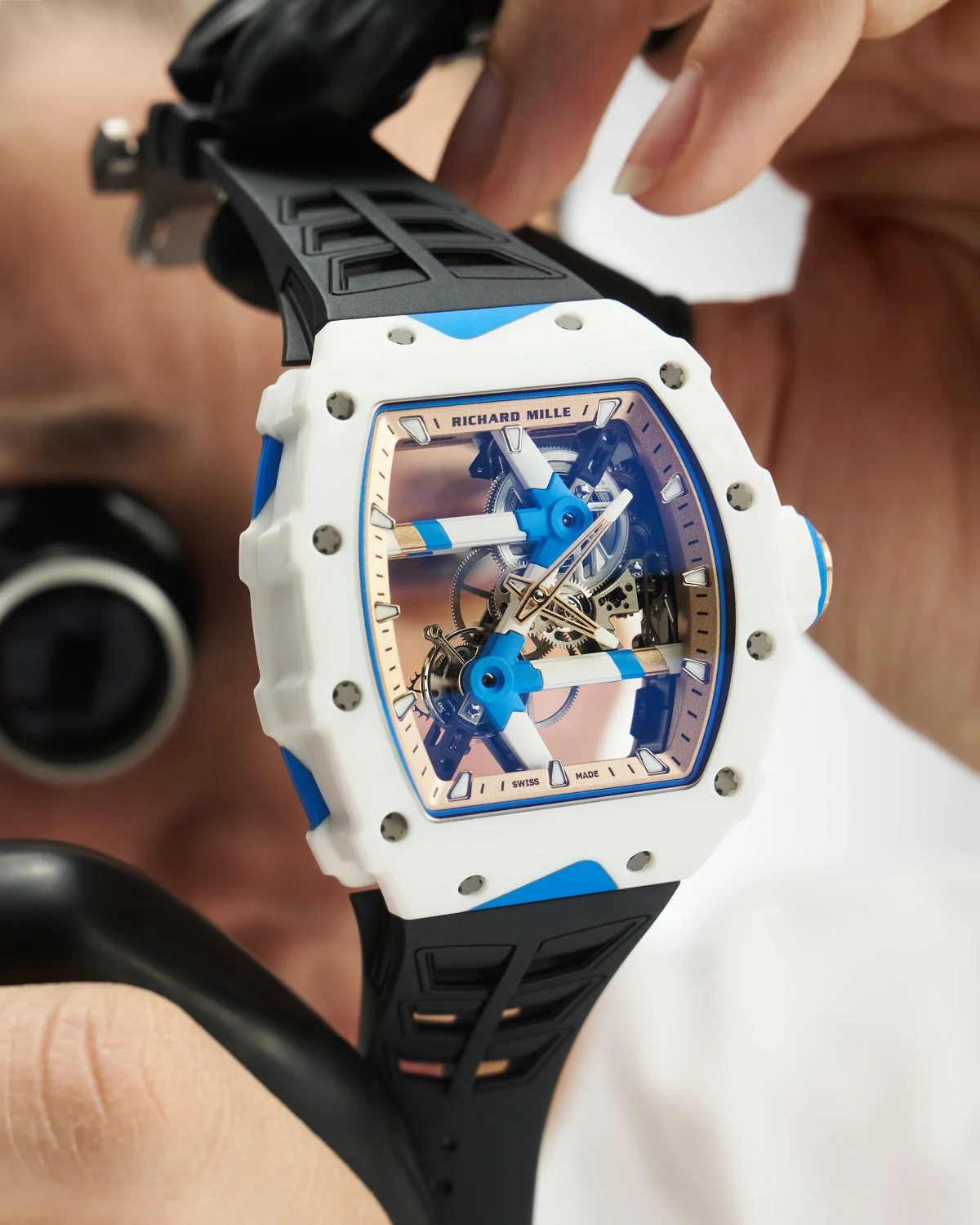 A Richard Mille RM 64-01 óra kézben, vörös arany belső gyűrűvel és azúrkék részletekkel