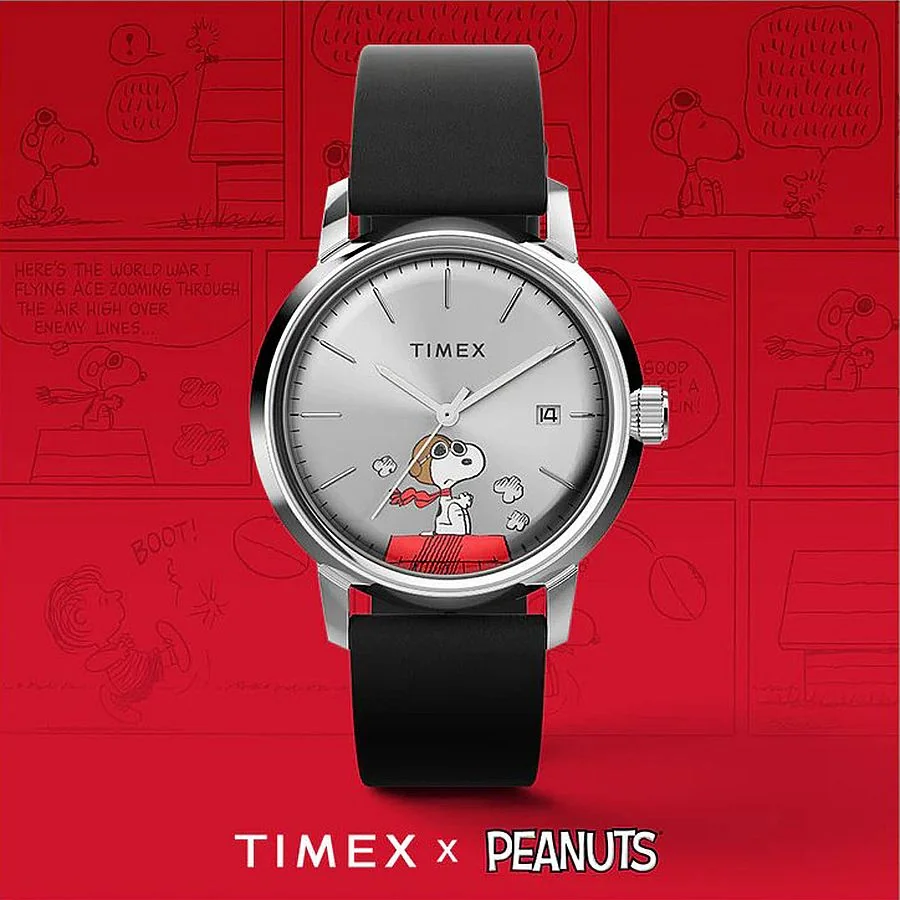 Timex x Peanuts karóra Snoopyval a számlapon, háttérben képregénycsíkokkal