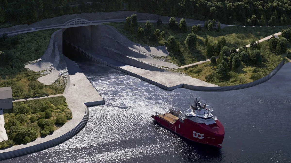 A Stad hajóalagút fjord felőli bejárata madártávlatból, közelítő ellátóhajóval