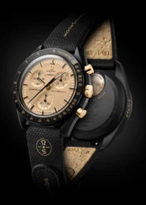 A Swatch x Omega Mission to the Moon 1969 óra arany számlappal és holdtextúrás szíjjal
