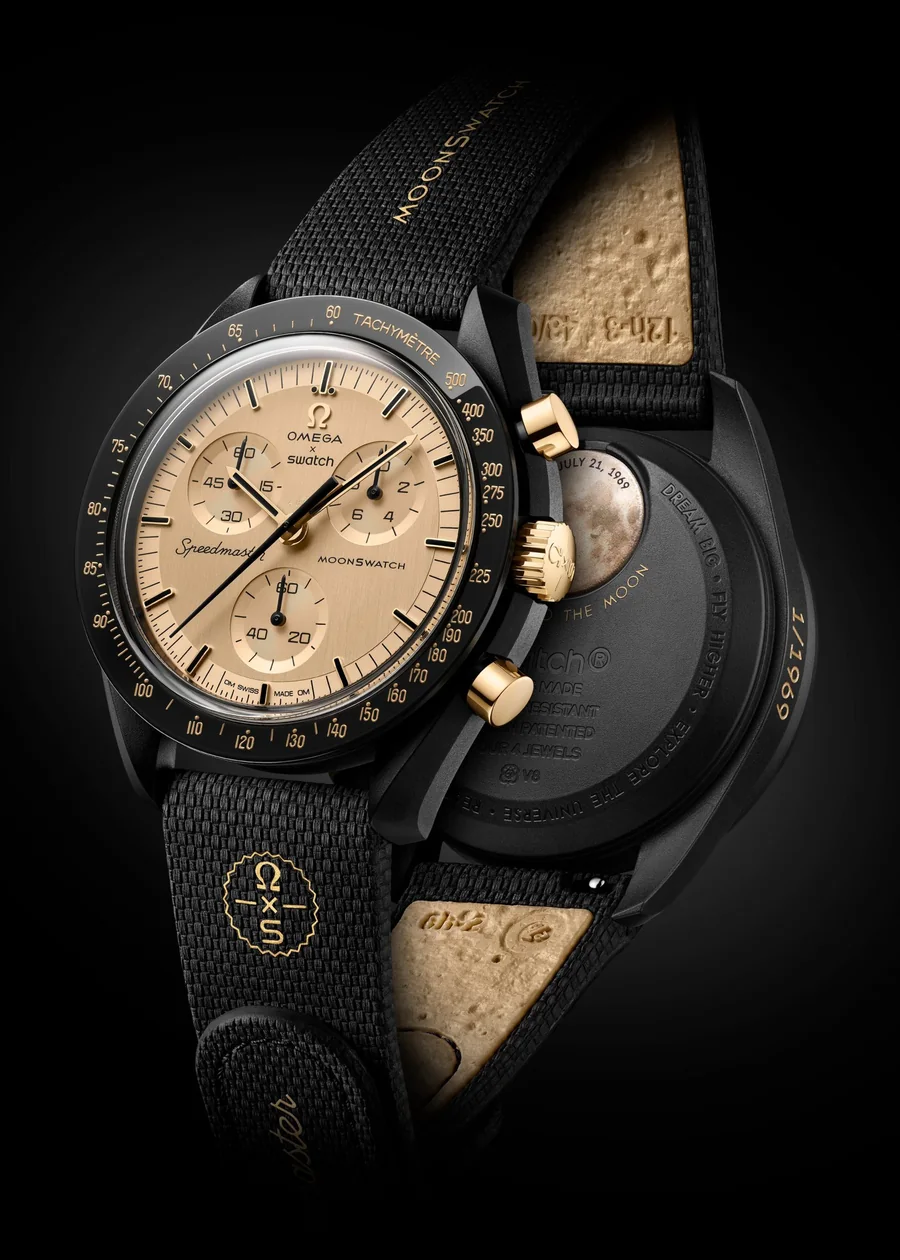 A Swatch x Omega Mission to the Moon 1969 óra arany számlappal és holdtextúrás szíjjal