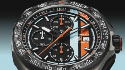TAG Heuer Formula 1 Chronograph x Gulf fekete számlapja kék-narancs csíkokkal, makró