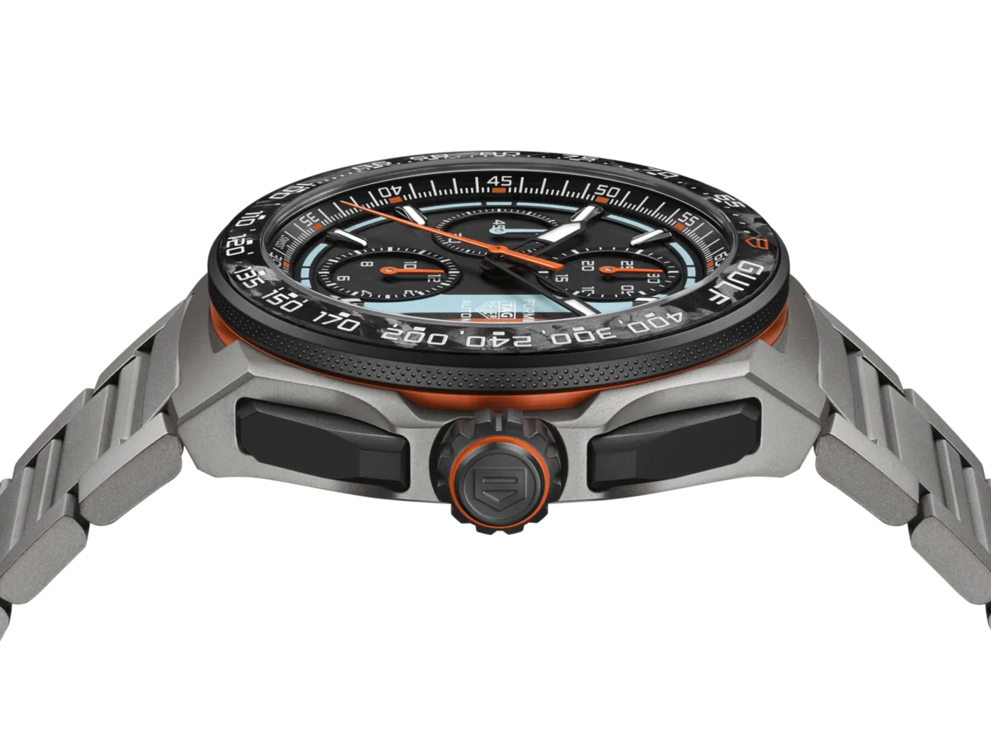 A TAG Heuer Formula 1 Chronograph x Gulf óra oldalprofilja titán tokkal és narancssárga koronával