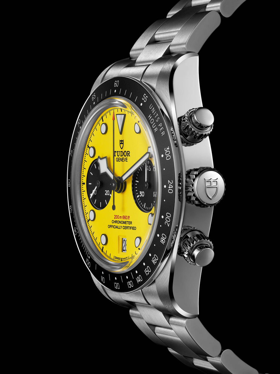 A Tudor Black Bay Chrono 39 fekete alumínium lünettája tachiméter skálával és recézett acél nyomógombokkal