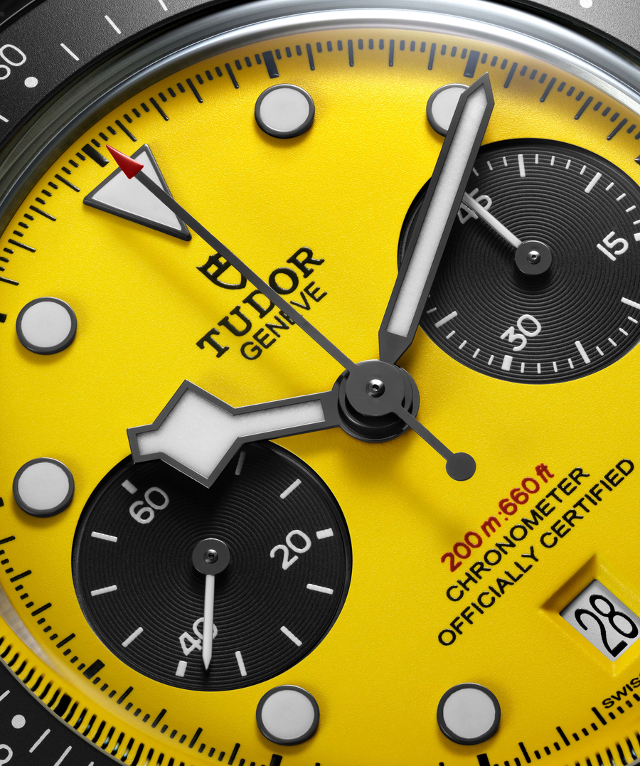 A Tudor Black Bay Chrono 39 domború sárga számlapja fekete segédszámlapokkal és Snowflake mutatókkal