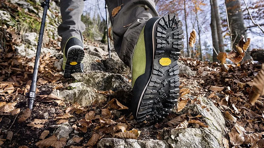 Túrabakancs Vibram talpa a sárga nyolcszögű logóval, sziklán