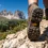 Vibram talpú túrabakancs lépés közben, háttérben a Dolomitok