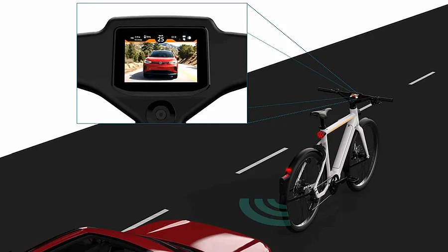 A Volkswagen Smart eBike kormányán a digitális visszapillantó kijelzője a hátsó kamera képével
