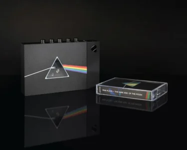 A We Are Rewind WE-001 Pink Floyd kazettás magnó a The Dark Side of the Moon prizma-grafikájával
