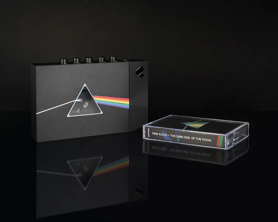 A We Are Rewind WE-001 Pink Floyd kazettás magnó a The Dark Side of the Moon prizma-grafikájával
