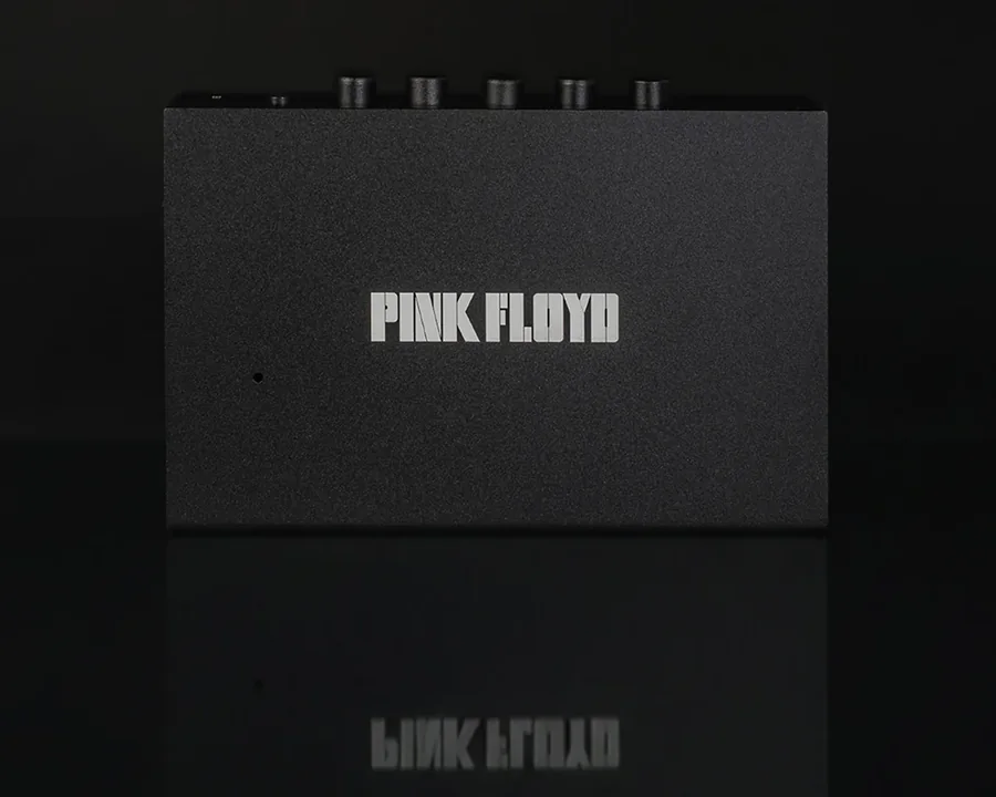 A We Are Rewind WE-001 Pink Floyd magnó hátlapja a zenekari logóval