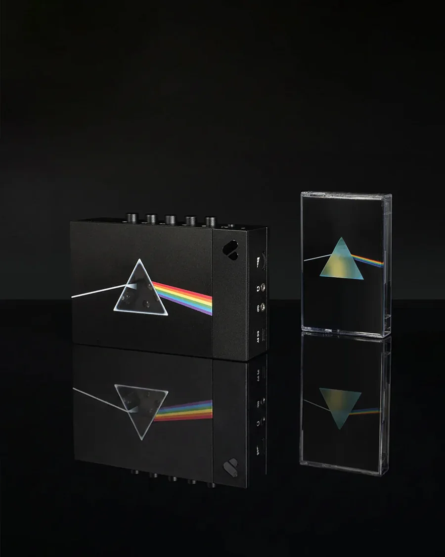 A We Are Rewind WE-001 magnó és a The Dark Side of the Moon prizmája